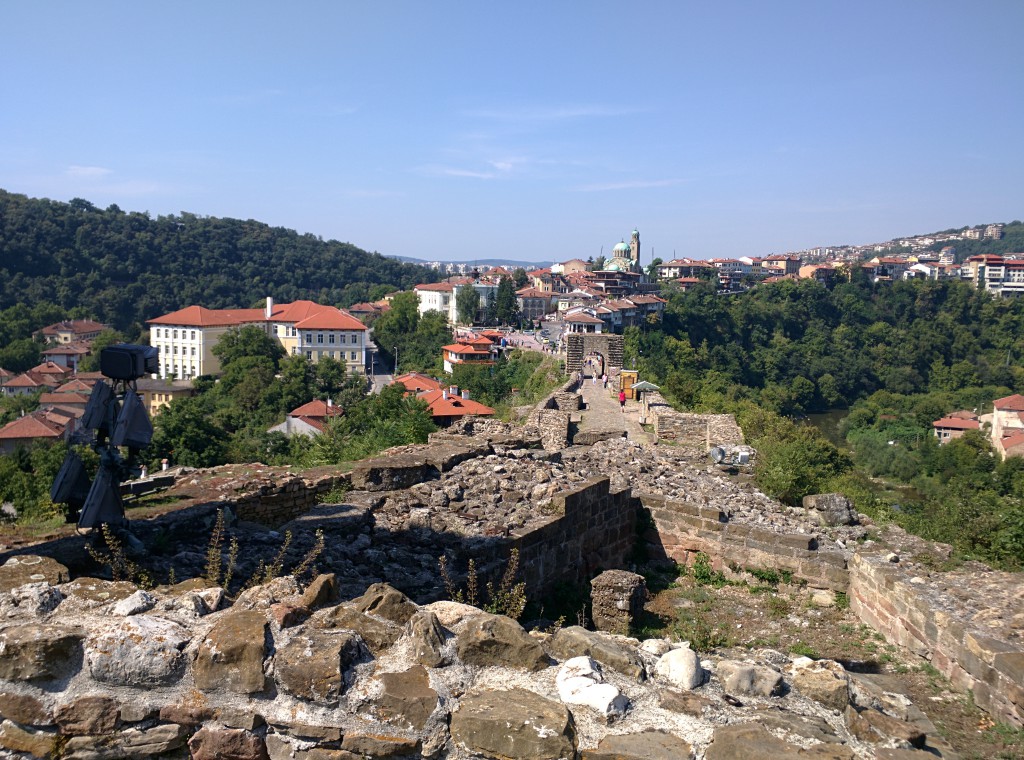Notice the ridge that connects Veliko Tarnovo city to the fortress